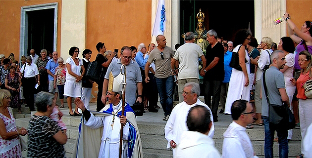 Une nouvelle fois, les Ajacciens ont ainsi témoigné avec ferveur, de leur attachement à la Sainte Reine de Corse. (Photo : Yannis-Christophe Garcia)