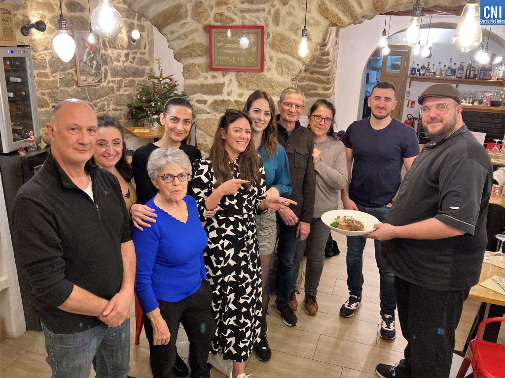 Le Chef Lambert et ses apprentis d'un jour ont travaillé l'agneau de Noël lors d'un atelier organisé par l'OIT du Pays d'Ajaccio le 21 décembre dernier (Photo : Michel Luccioni)