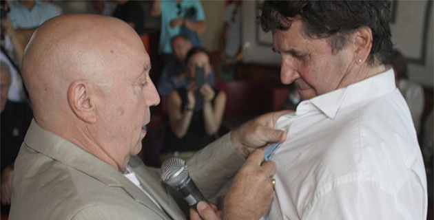 Michel Mallory remet la médaille du tourisme à Tao-By