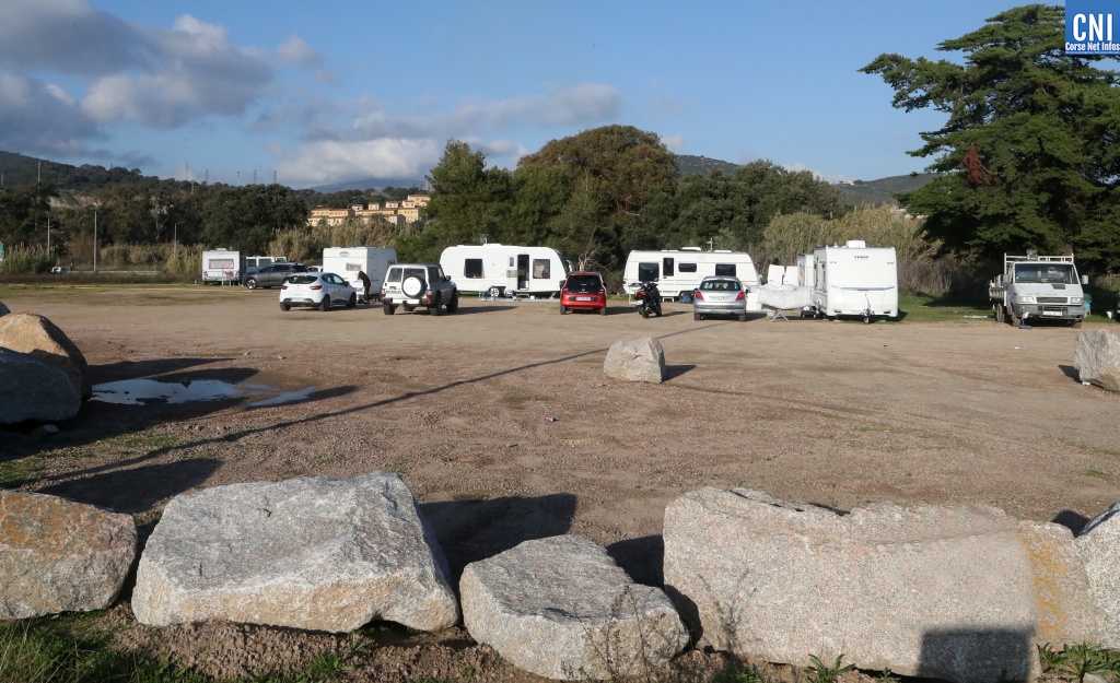 Les gens du voyage ont établi leur campement à Campo dell'Oro, sur l'ancien parking relais (Photo : Michel Luccioni)