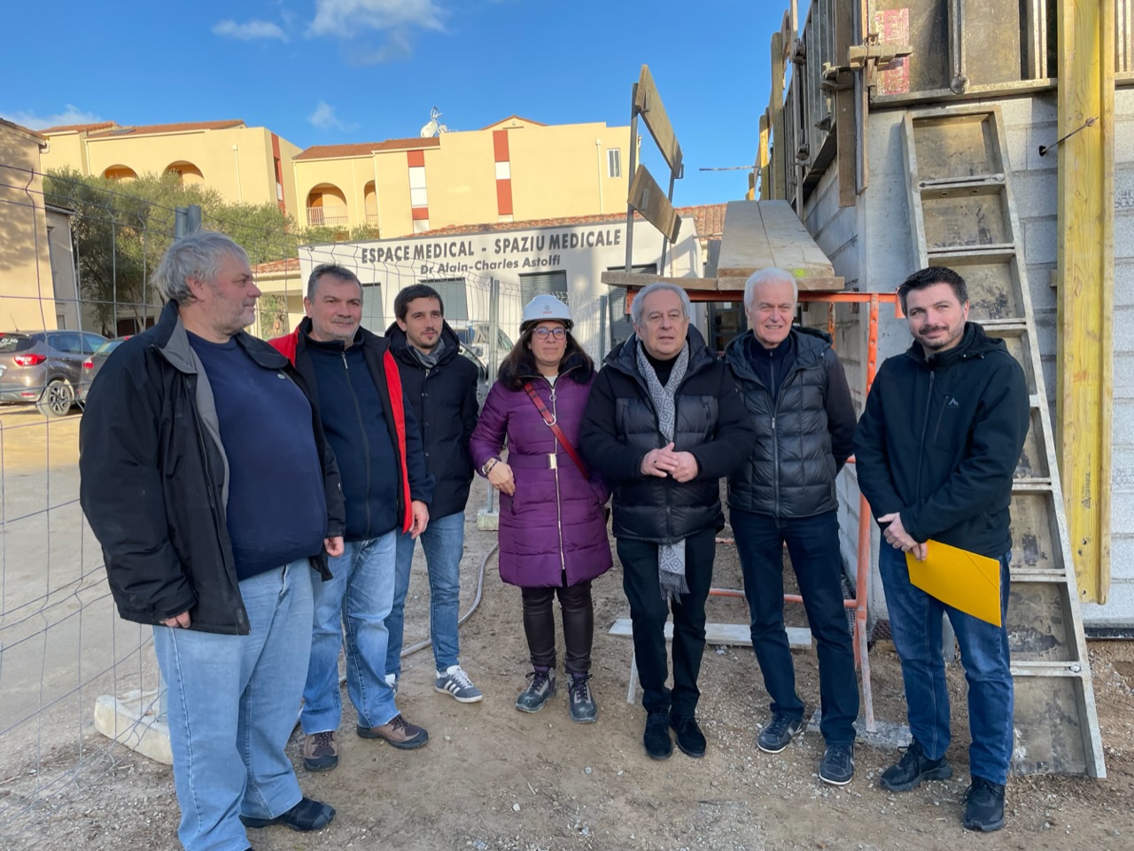 Ange Santini, et son adjoint Jean-Louis Delpoux, ont organisé une visite en présence de Claire Albertini la DGS et Nicolas Fabre ingénieur de la commune, de l’architecte en charge du projet et l’équipe technique.