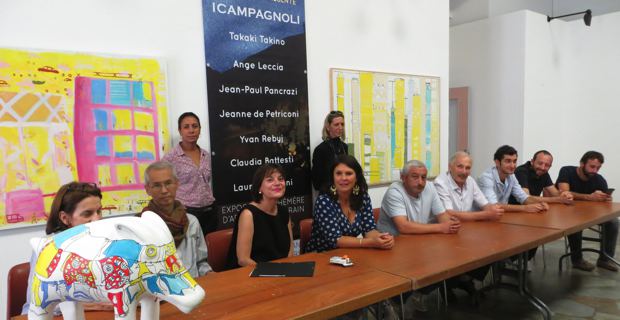 Le Collectif d'artistes Cors'Odissea autour de l'écrivain Marie Ferrante et de l'adjointe à la culture, Mattea Lacave.