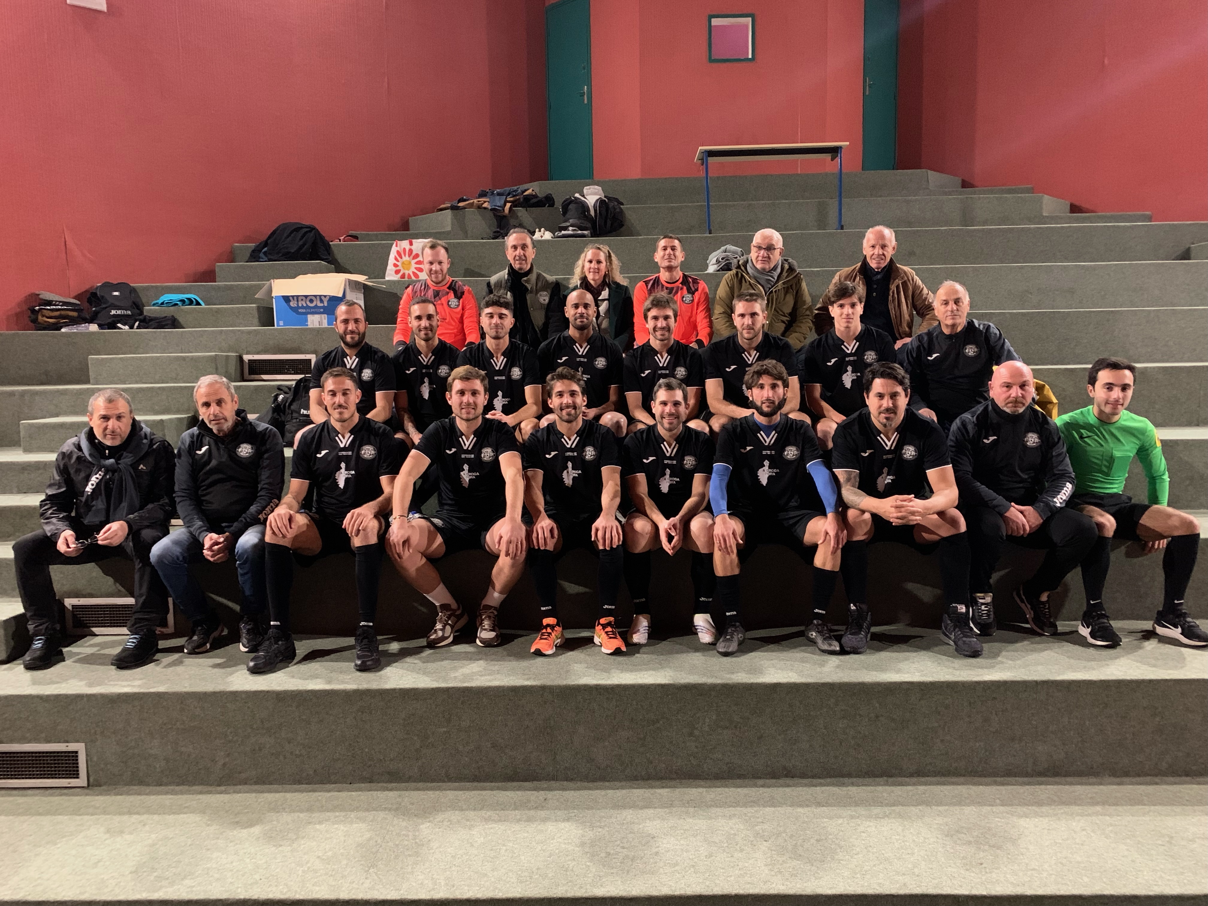A Squadra Corsa en mode futsal à la Maison d'arrêt de Borgo (Photo Samantha Fontaine : Responsable communication de la Direction Interrégionale des Services Pénitentiaires)