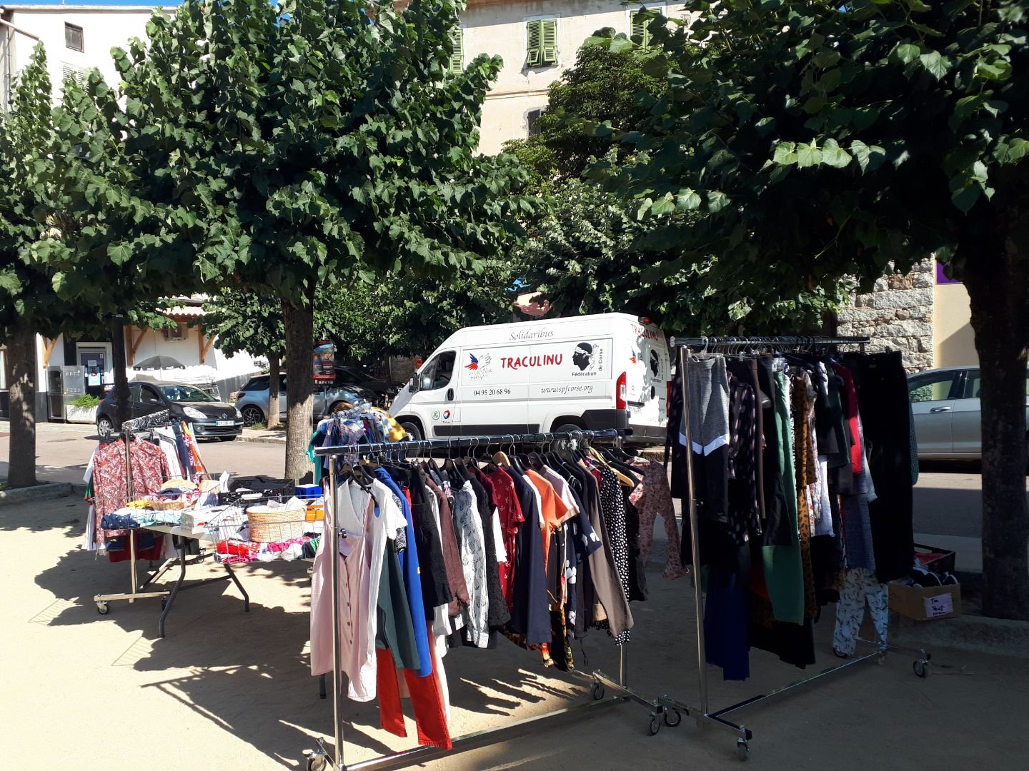 Le Secours Populaire se déplace régulièrement dans les villages avec son Tragulinu afin de proposer des vêtements de seconde main à prix modiques à ceux qui en ont besoin (Photo : Facebook Secours Populaire de Corse)