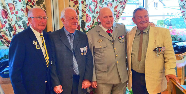 De gche à dte : Arthur Smet, photographe du général Bigeard dans le secteur de Saïda, Jeannot Ciosi, le général Gaget, patron du commando Cobra et Antoine Gambaïani.