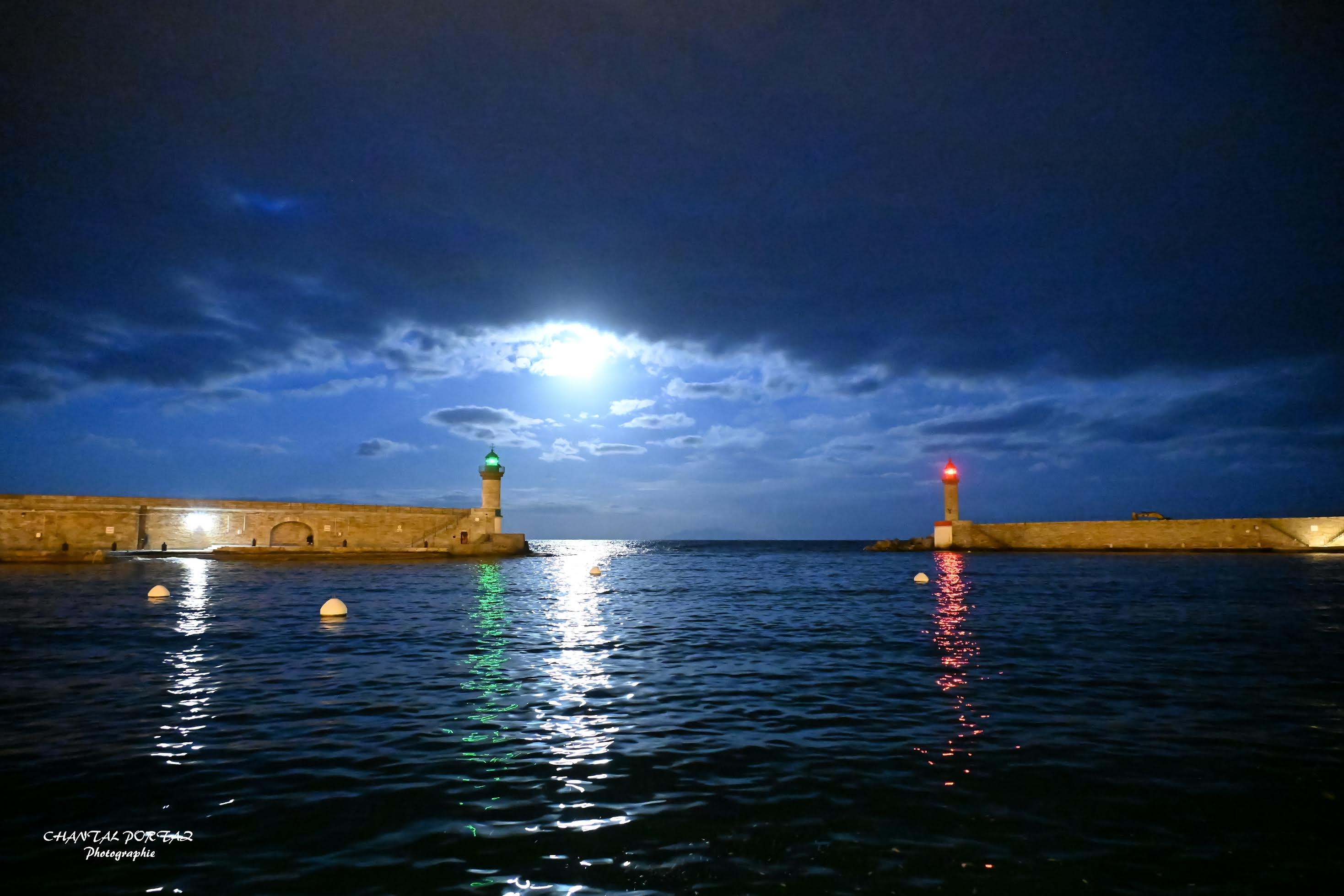 La lune tente de percer les nuages pour illuminer l'entrée du vieux port de Bastia (Chantal Portaz-Biancarelli @Chantal Portaz Photographie)