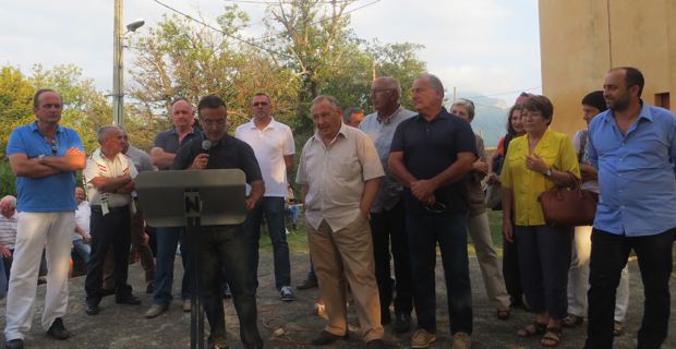 Le maire et conseiller général de Campile, Jean-Marie Vecchioni, entouré des élus de l'Alta-di-Casacconi et de ses nombreux soutiens politiques lors d'une manifestation l'été dernier.