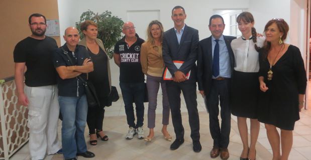 Le maire de Bastia, Gilles Simeoni, et Jean-Luc Romero-Michel, entourés des adjoints et des représentants d'associations de lutte contre le Sida.