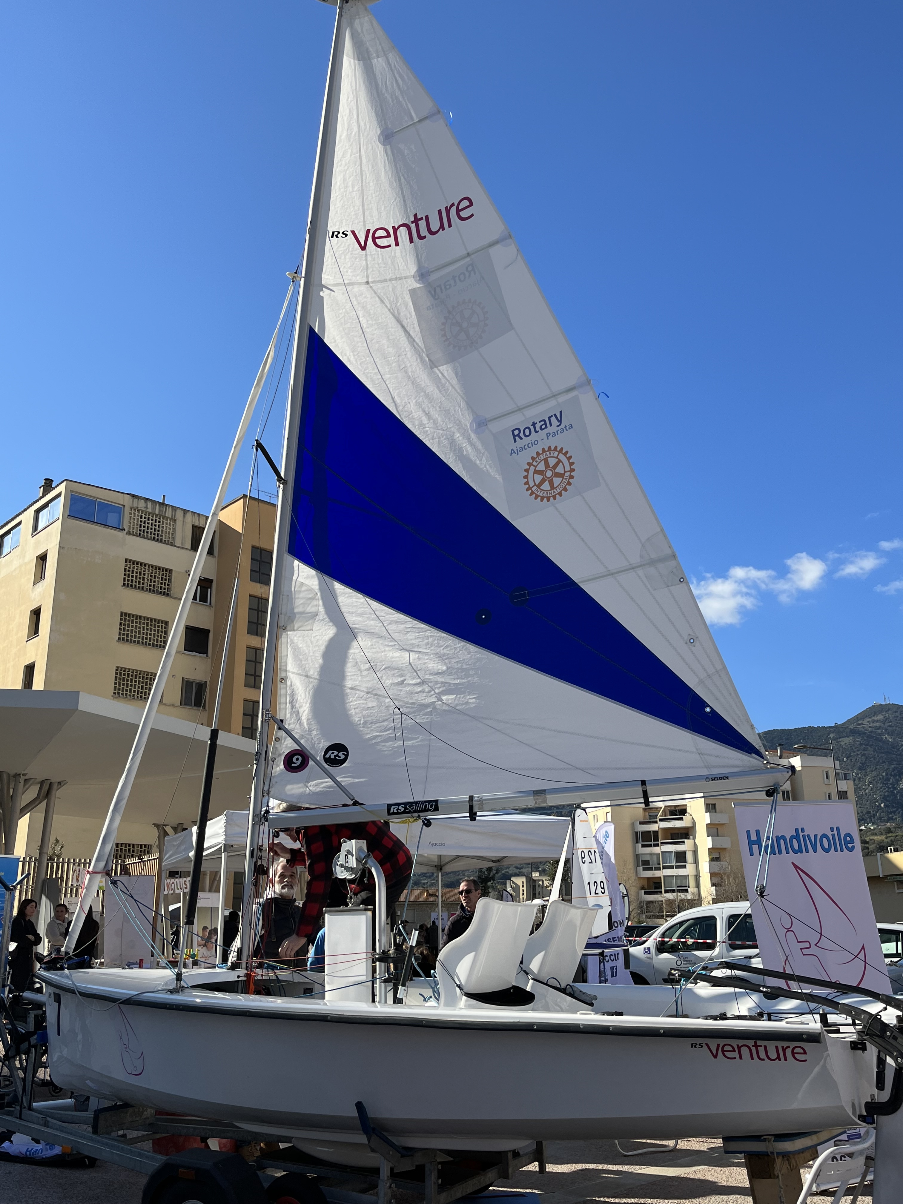 Il existe 5 bateaux de ce type en France, mais celui-ci est le seul d'Europe à être 100% inclusif.
