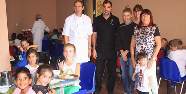 Le chef Thomas d'Arcangelo aux fourneaux de la cantine municipale pour les écoliers de Calvi