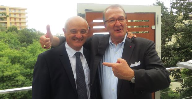 Jean-Nicolas Antoniotti, président des Demeures Corses, et Christian Louis Victor, président de l’Union des maisons françaises (UMF), à Bastia, lors de l'inauguration de la maison-pilote dans les arbres en ville, médaille d'or du Challenge des maisons innovantes.