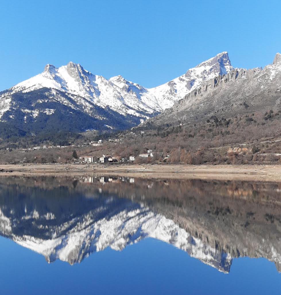 La photo du jour : le reflet des sommets du Niolu dans le lac de Calacuccia