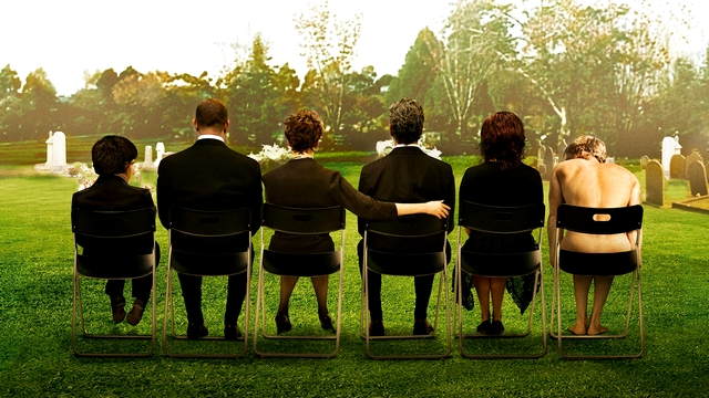 Une famille en apparence bien sous tous rapports, mais qui comporte son lot d’individualités tonitruantes. Le Révérend qui officie pour la cérémonie n’a qu’à bien se tenir : les péripéties ne font que commencer ! (Photo : DR)