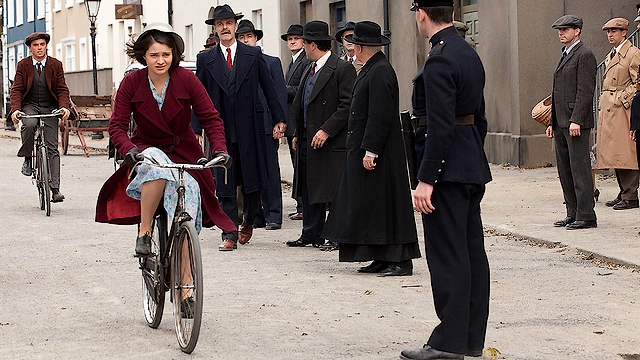 Pressé par une jeunesse avide de Culture et de Liberté sous toutes ses formes dont elle manque tant, Jimmy Gralton va peu à peu céder à ses revendications et s'engager à ses côtés dans une lutte effrenée. (Photo : DR)