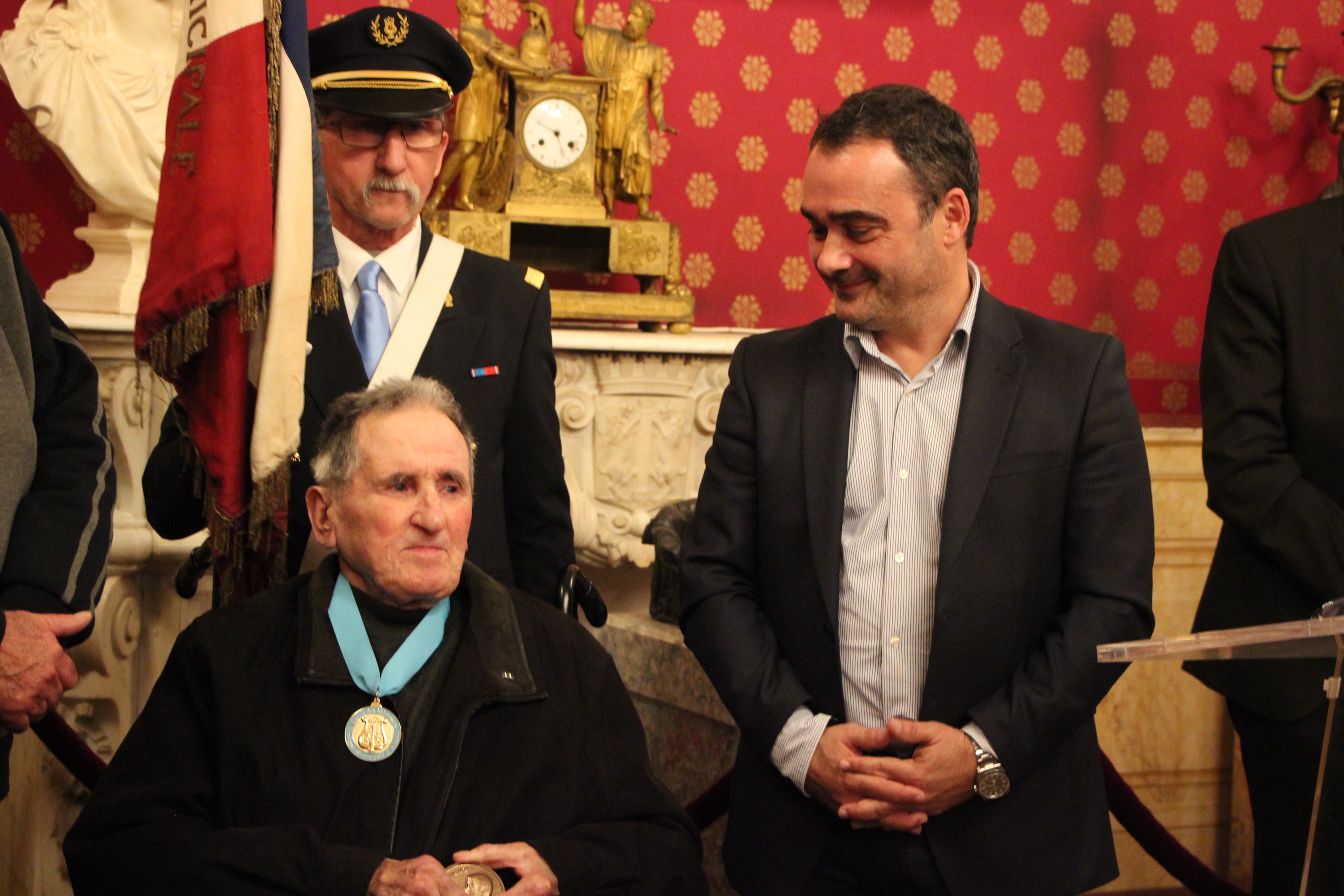 Maxime Tesi ses 80 ans de service au sein de la Musique municipale d’Ajaccio. Ce 21 février, il s'est vu remettre la médaille de la Ville pour cet engagement hors norme.