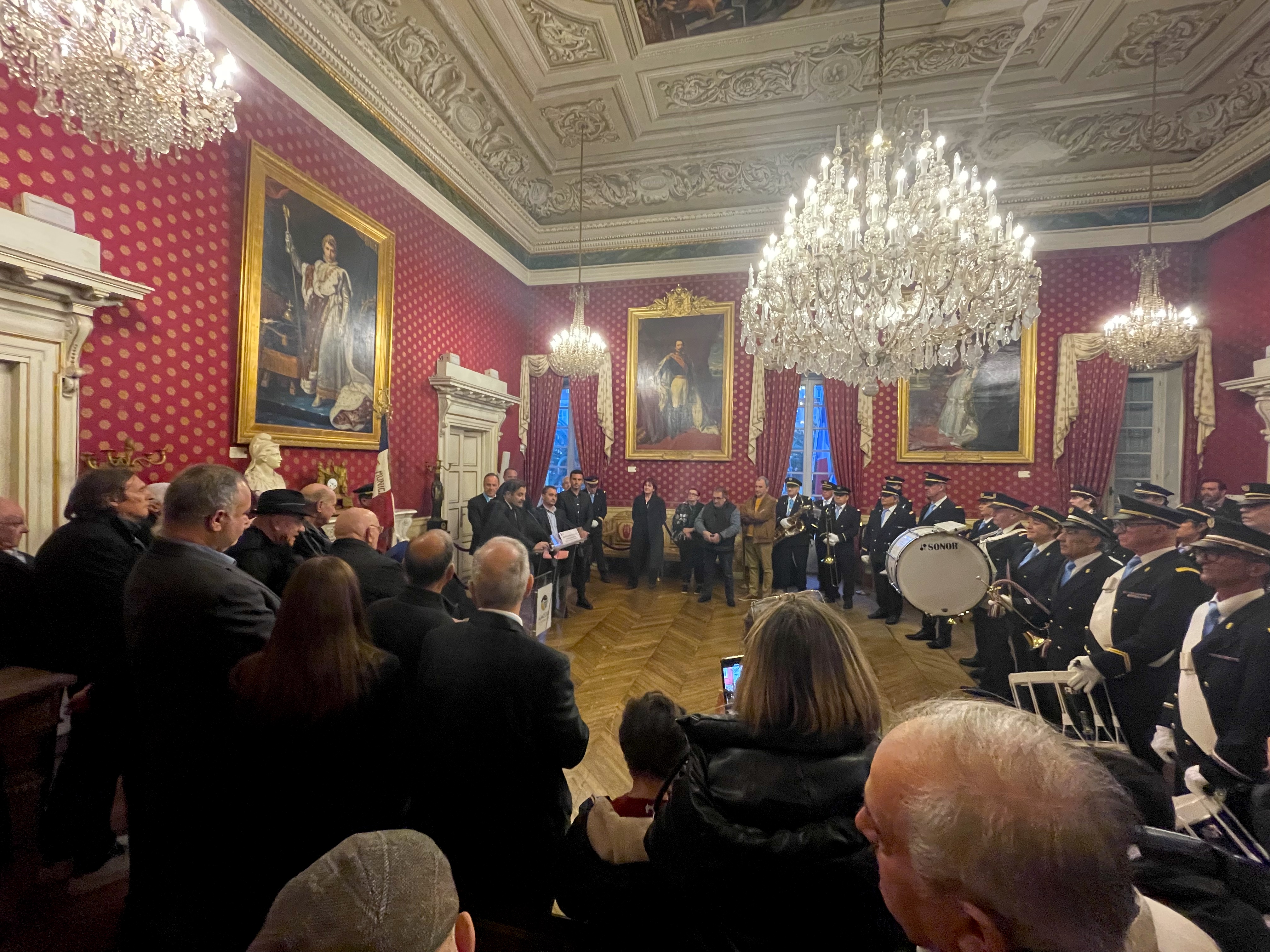 Le Salon Napoléonien de la mairie d'Ajaccio était presque trop petit pour accueillir toutes les personnes venues honorer Maxime Tesi ce lundi soir