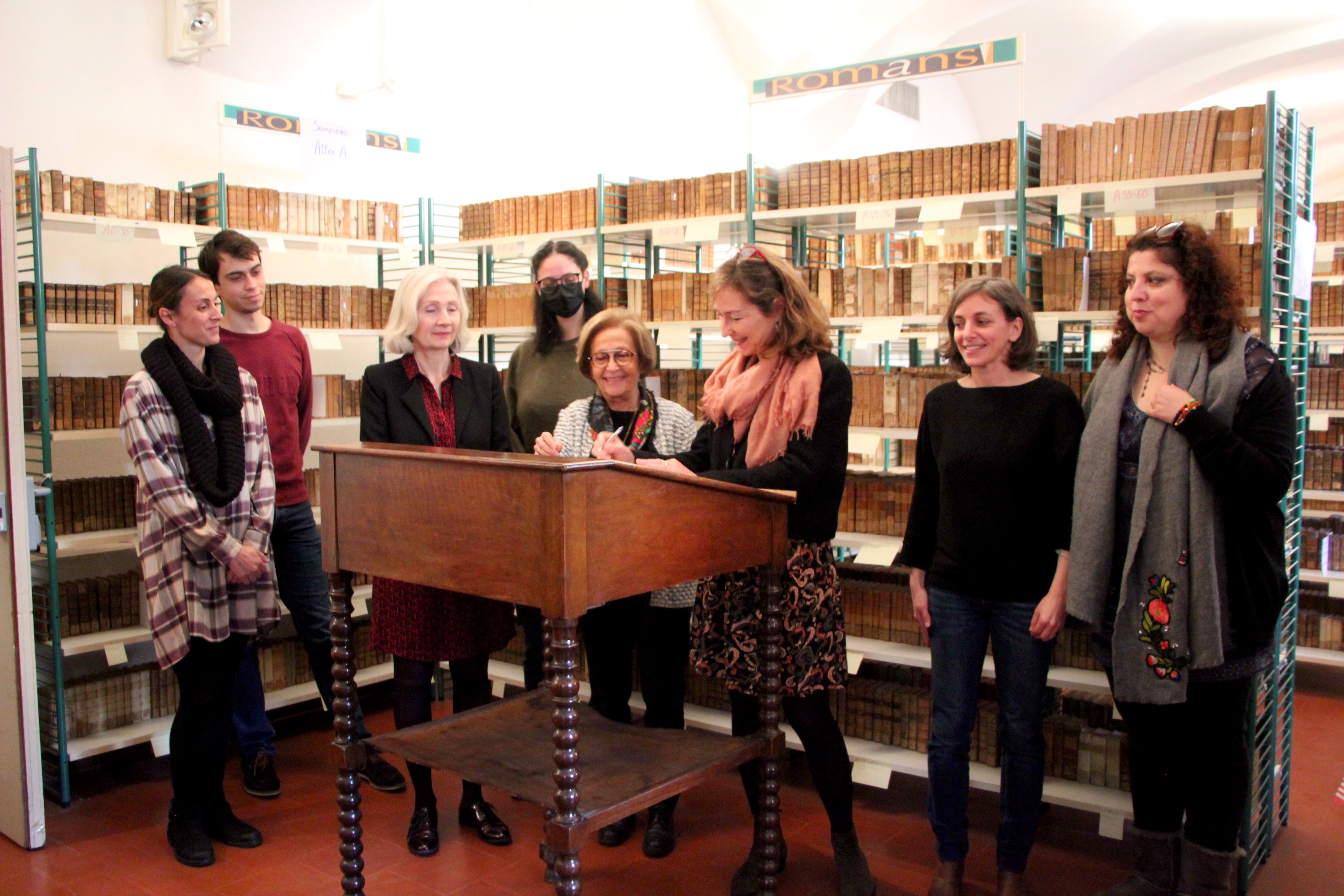 Simone Guerrini, adjointe municipale en charge de la culture et du patrimoine, et Hélène Casanova-Robin, professeure de littérature latine à la faculté de lettres de Sorbonne Université, ont signé ce mercredi une convention qui permettra à des chercheurs de l'institution parisienne de venir étudier le fonds ancien de la Bibliothèque Fesch