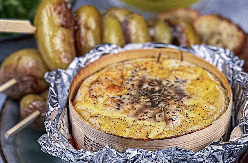 A table : Mont d’Or rôti au four à l’ail et au vin blanc, brochettes de pommes de terre et viande des grisons