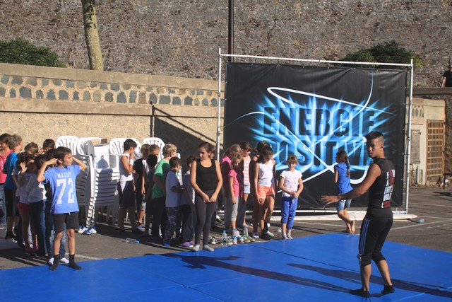 Les écoliers de Calvi à la découverte de la troupe des "Echos liés" !