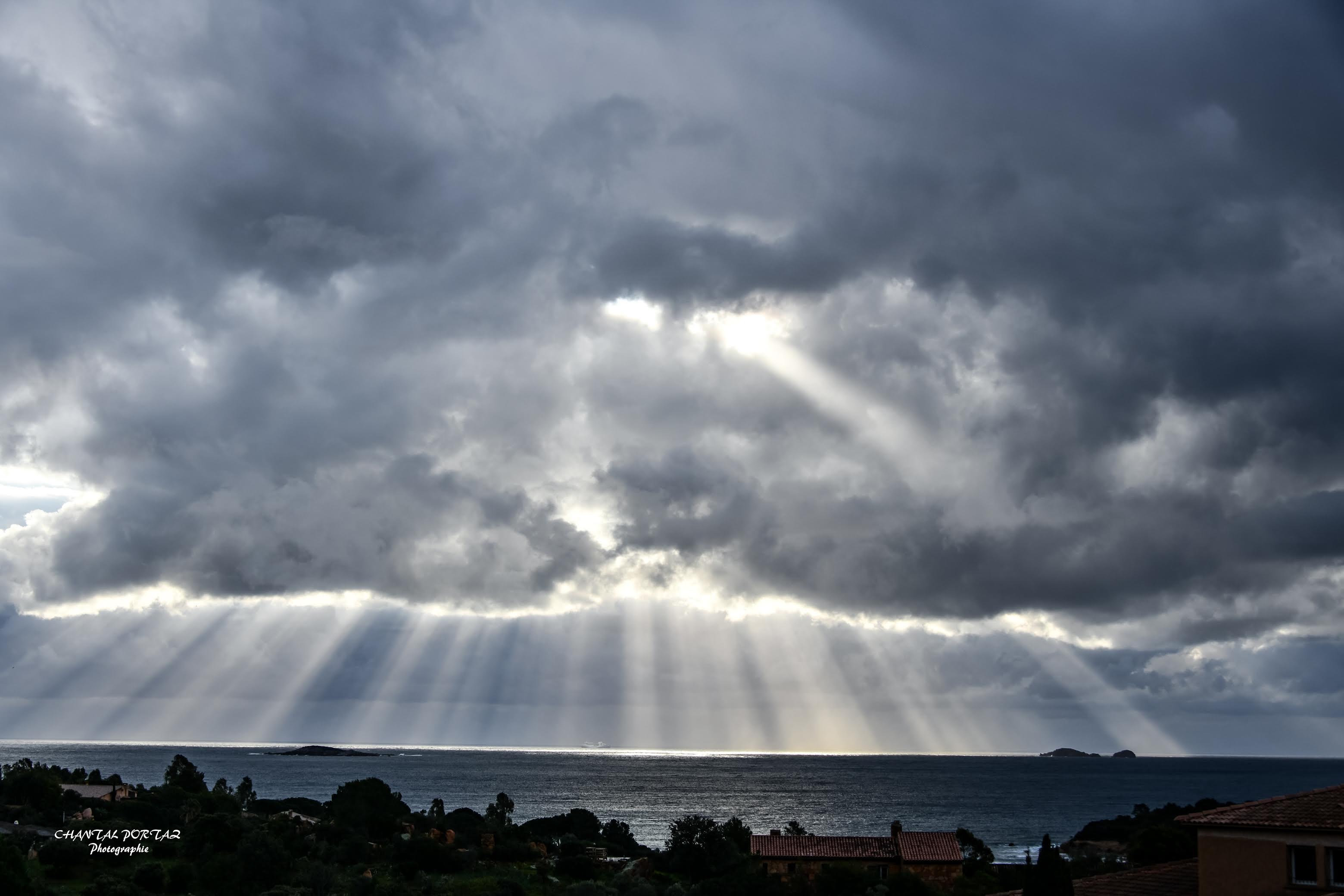 Les nuages annonçant l'orage au-dessus des Îles Cerbicali.(Chantal Portaz-Biancarelli @Chantal Portaz Photographie)