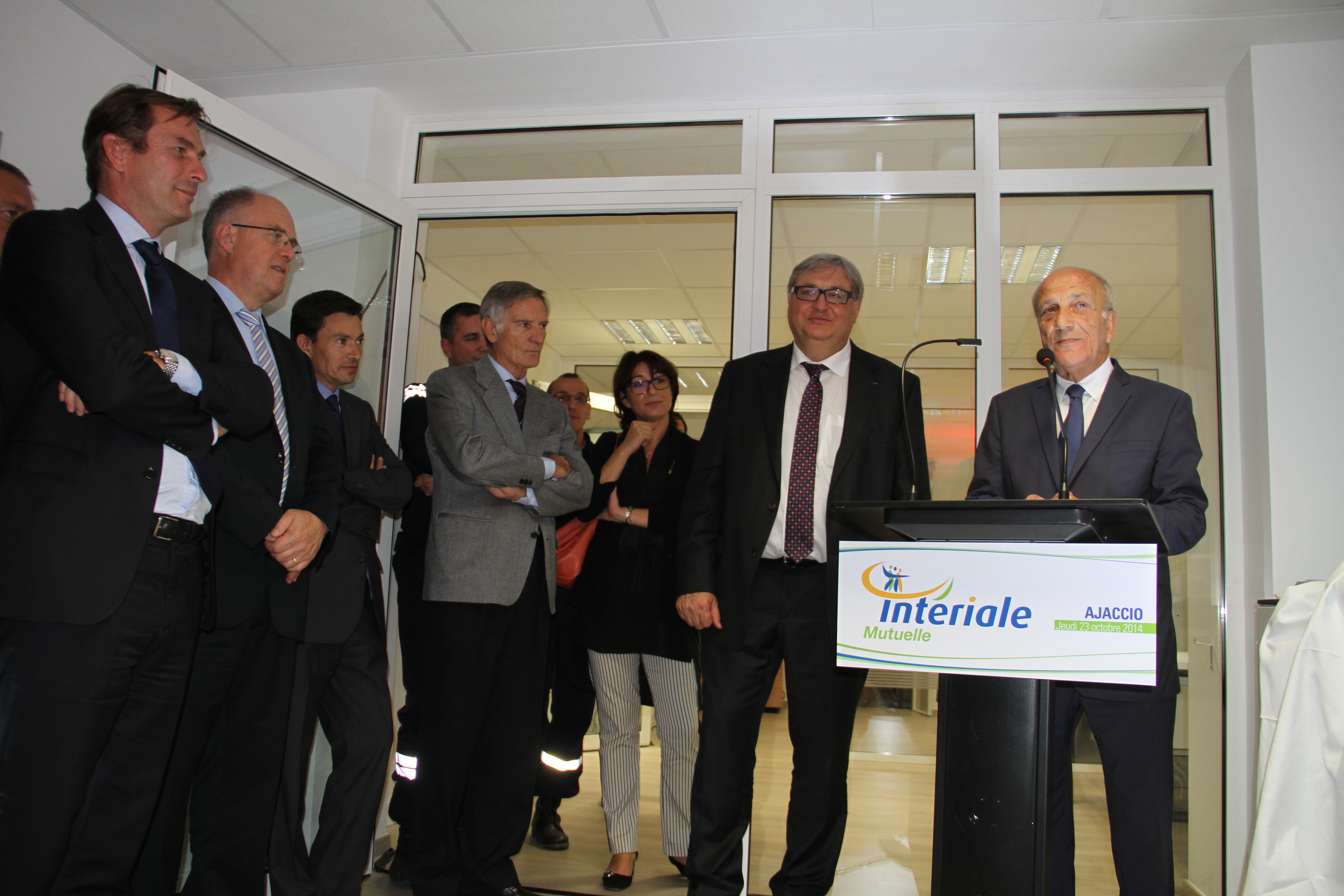 De gauche à droite : Thierry De Meaux, Directeur du réseau commercial d’Intérial, Jean-Louis Badier Vice-Président en charge de la fonction publique territoriale d’Intériale,  Blaise Gourtay Secrétaire général de la préfecture de Corse du Sud,  François Fabri Vice-Président d’Intériale Prévoyance, Colonel Fabien Didier, Directeur adjoint SDIS 2A, Jean Ferrari Secrétaire général SDIS, Pascale PERALDI Directrice des Ressources Humaines SDIS 2A, Pascal BEAUBAT Président d’Intériale Mutuelle et du Groupe Intériale,  Dominique BUCCHINI Président de l’Assemblée territoriale de Corse