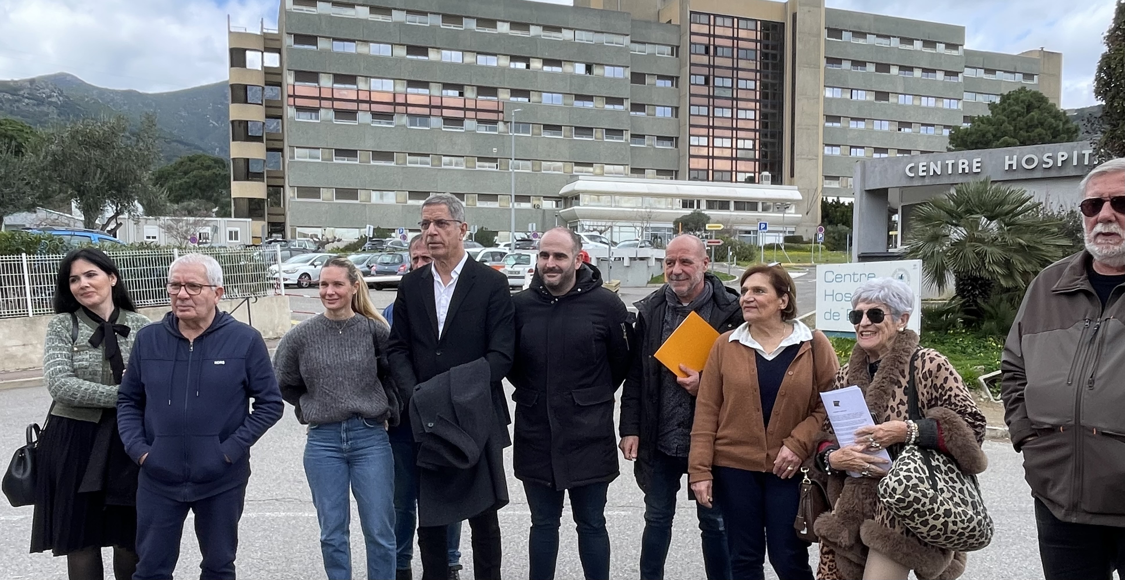 Les élus et militants de Femu a Corsica devant l’actuel centre hospitalier de Bastia pour demander la création d’un nouvel établissement. Photo CNI.