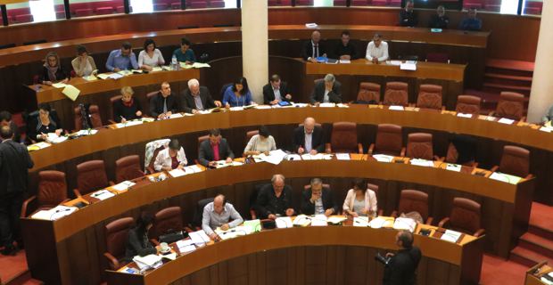 Les bancs de la droite vides.