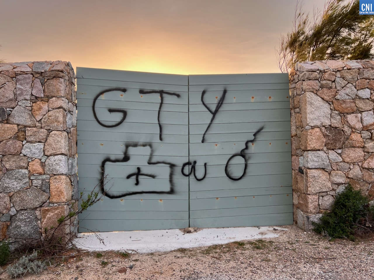 Lumiu : La résidence secondaire de Stéphane Guillon taguée | Brèves | Corse Net Infos - Pure player corse