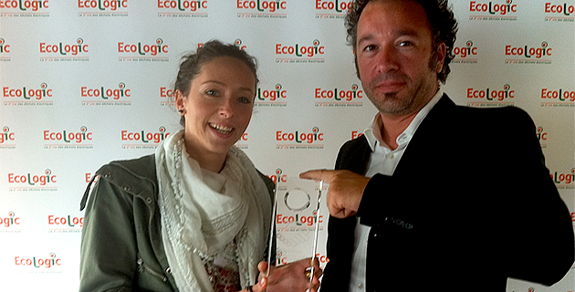 Marjorie Morize responsable de la communication extérieure et des partenariats et Guillaume Le Corre, directeur général des services du SYVADEC ont reçu le trophée Ecologic