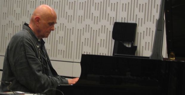 Hans-Joachim Roedelius, compositeur allemand de musique électronique, pionnier de la musique expérimentale et de l'ambient, et figure importante du krautrock.