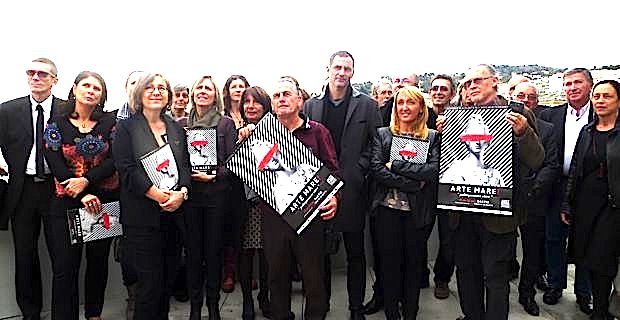 L'équipe d'Arte Mare, Michèle Corotti, sa présidente, en compagnie de Gilles Simeoni, maire de Bastia, et de ses adjoints, lors de la présentation de la 32ème édition.
