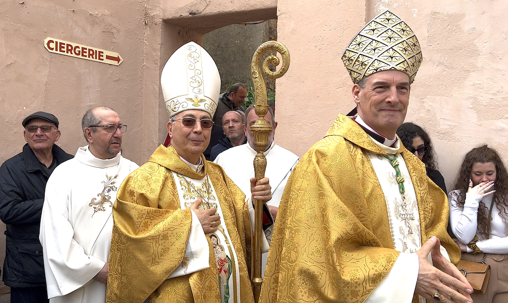 Le cardinal Mamberti et Mgr Bustillo à Saint-Joseph