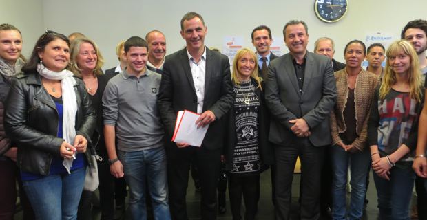 Le maire de Bastia, Gilles Simeoni, la 1ère adjointe, Emmanuelle de Gentili, le président de la CAB, François Tatti, entourés des élus et des acteurs chargés de mettre en place les Comités de quartier.