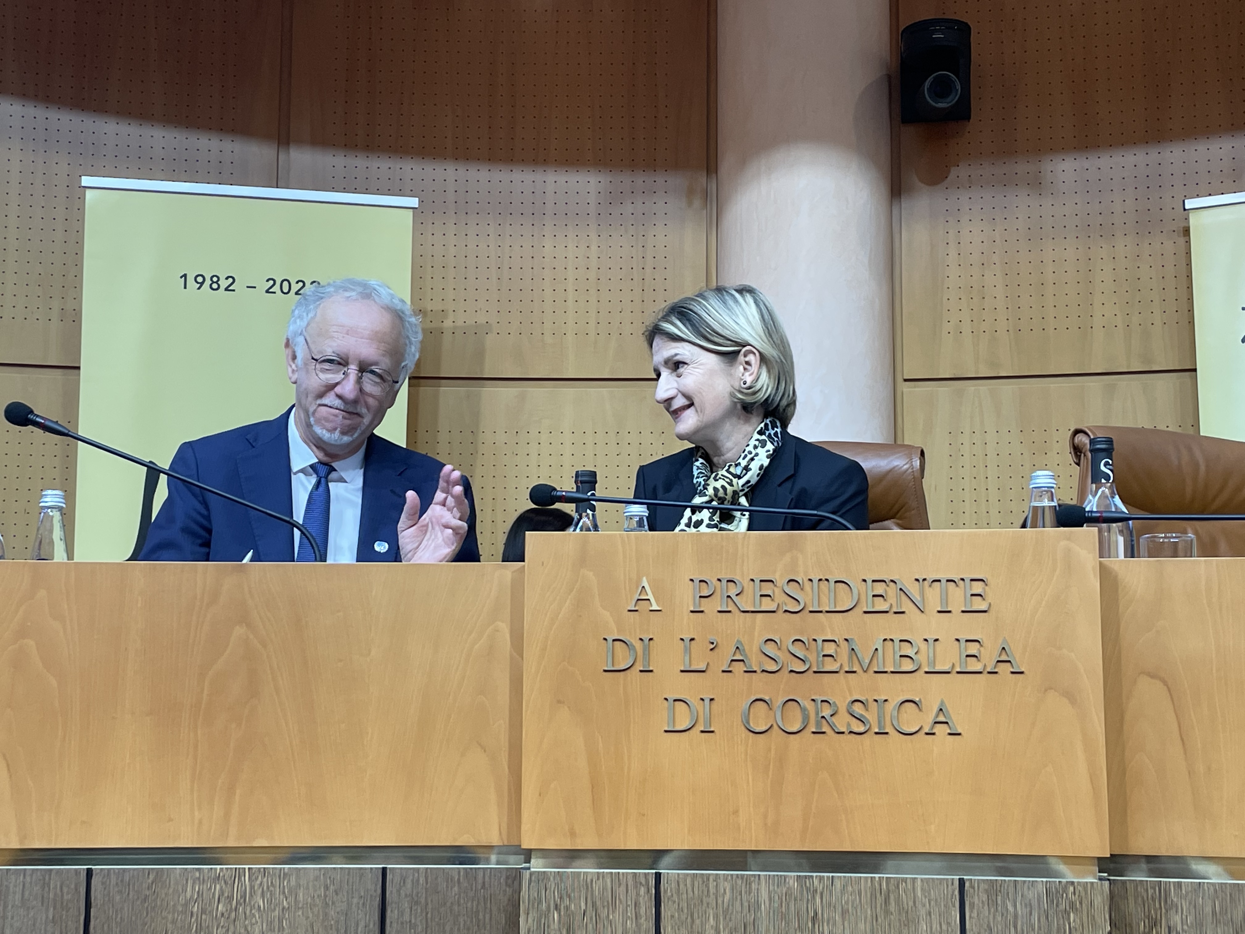 Fernand de Varennes, rapporteur spécial auprès des Nations unies sur la question des droits humains, et Nanette Maupertuis, présidente de l’Assemblée de Corse. Photo CNI.