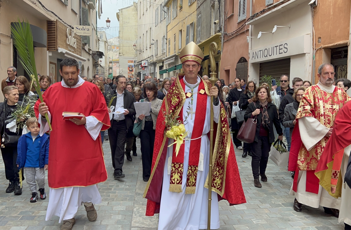 Monseigneur François Bustillo, évêque du diocèse d'Ajaccio, a béni les rameaux agités par les fidèles