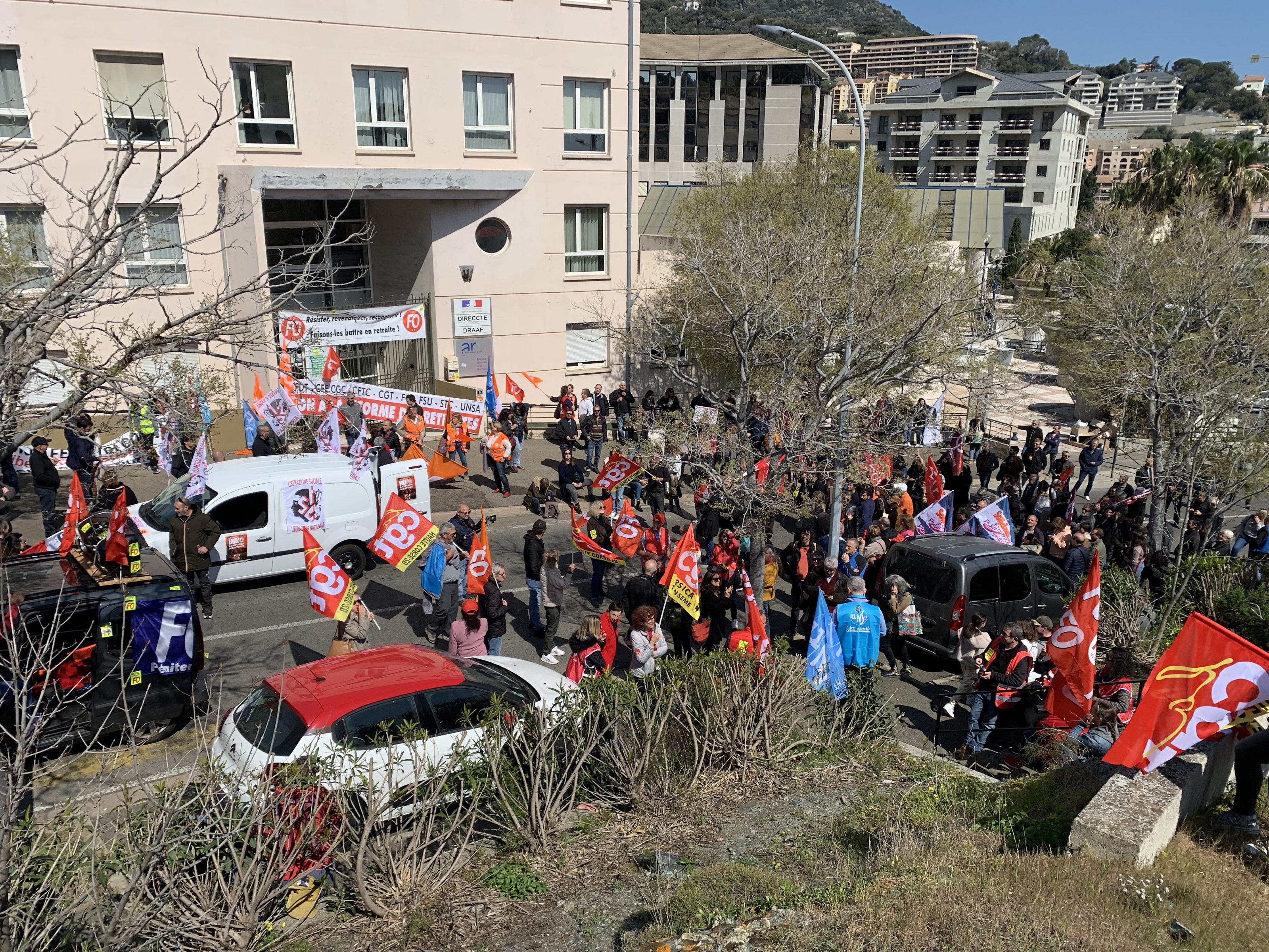 C'est devant les locaux de la DIRECCTE que le porte-parole de l'intersyndicale a prononcé son discours anti-réforme des retraites.