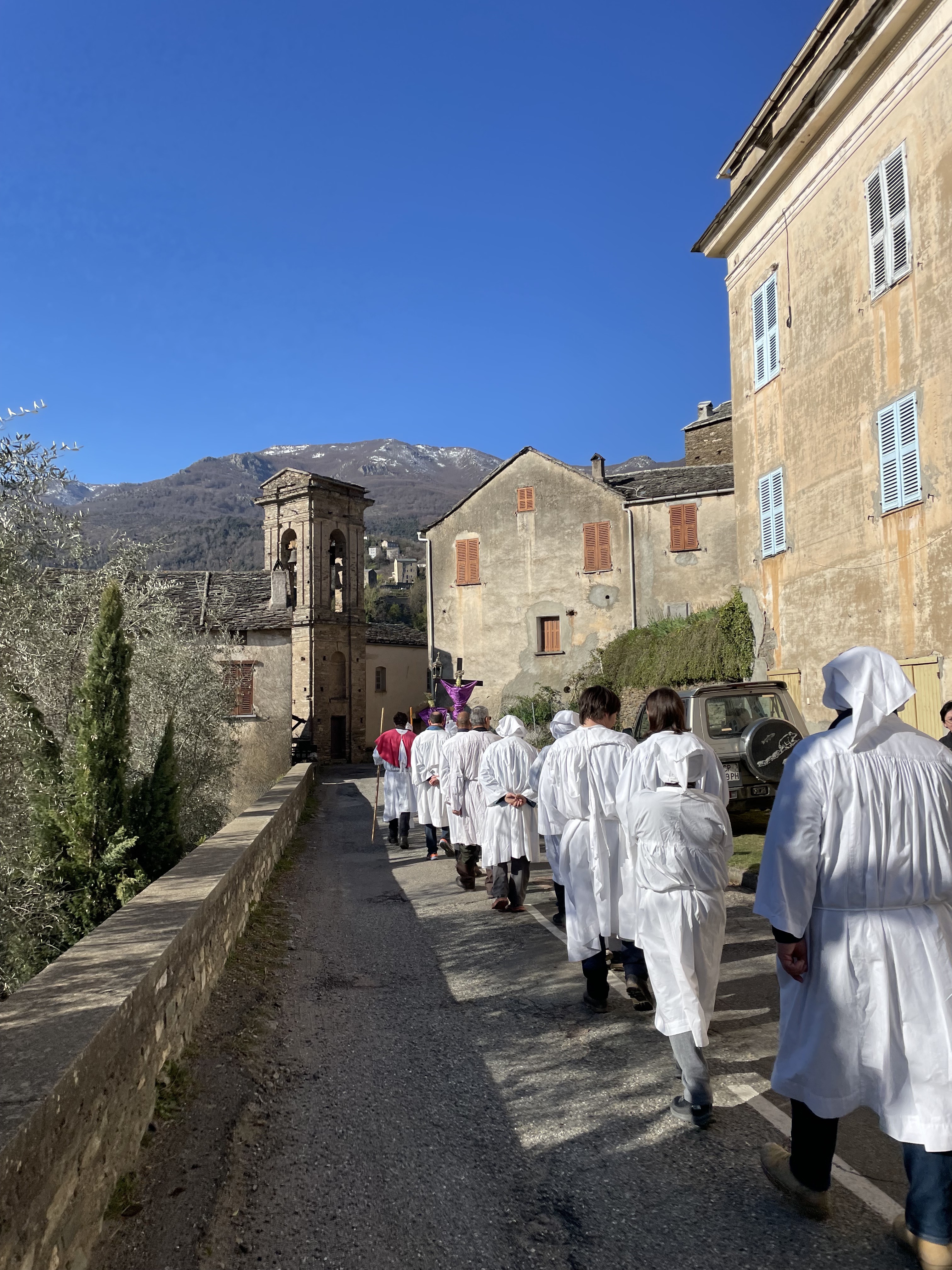 Vendredi Saint : Du Calvaire à la Résurrection, la longue procession des pénitents blancs en Orezza