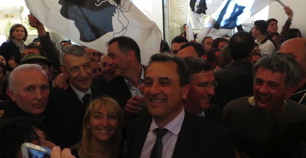 François Tatti et ses partenaires fêtent la victoire de l'union droite-gauche-nationaliste aux Municipales de Bastia.