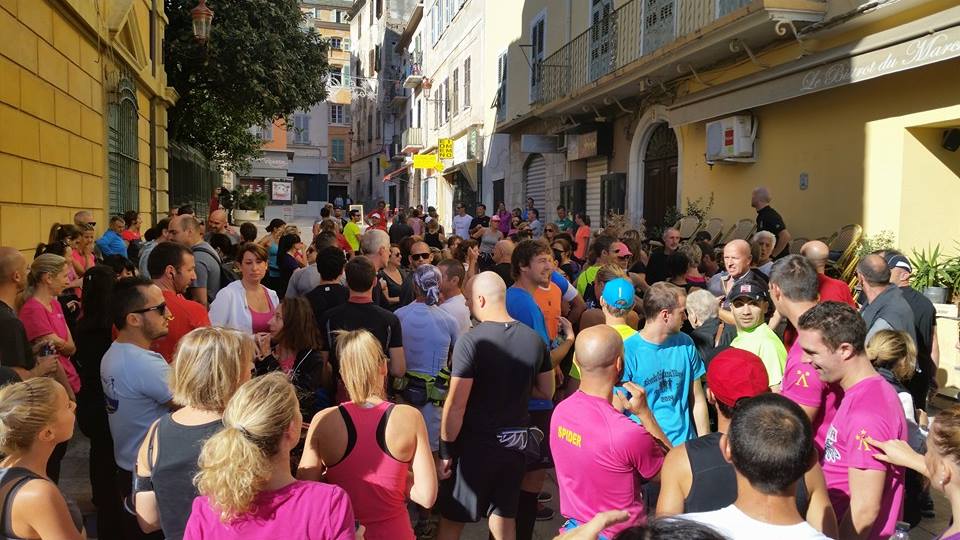 Des centaines de city traileurs dans les rues de la ville lors de la reconnaissance du…