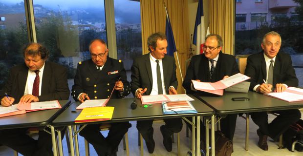 Le préfet maritime de Méditerranée, l’Amiral Joly, le préfet de la Haute-Corse, Alain Rousseau, le président de l'Exécutif de l'Assemblée de Corse, Paul Giacobbi, et le président de l'Office de l'environnement, Pierre Ghionga.