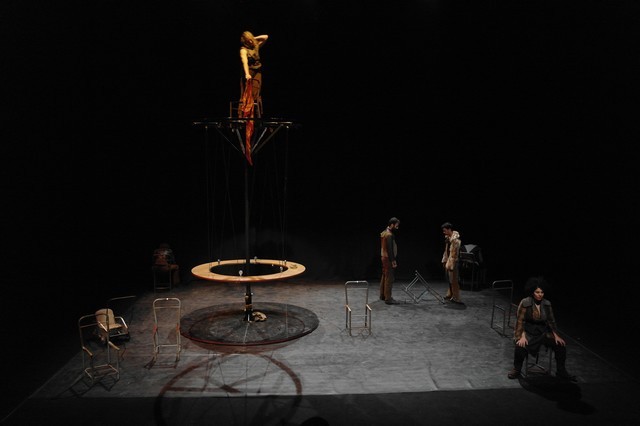 « U Svegliu Calvese » renoue  avec le théâtre en accueillant « le compagnie Acrobatica Machina » dans « l’Acide rougit le chiendent »  pour deux représentations inédites le 29 novembre à Calvi et le lendemain à Pioggiola.