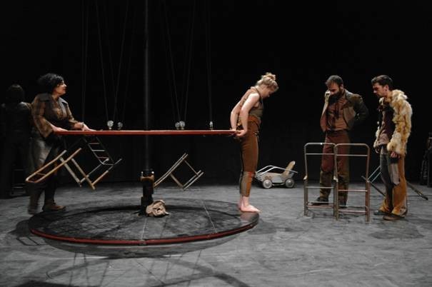 « U Svegliu Calvese » renoue  avec le théâtre en accueillant « le compagnie Acrobatica Machina » dans « l’Acide rougit le chiendent »  pour deux représentations inédites le 29 novembre à Calvi et le lendemain à Pioggiola.