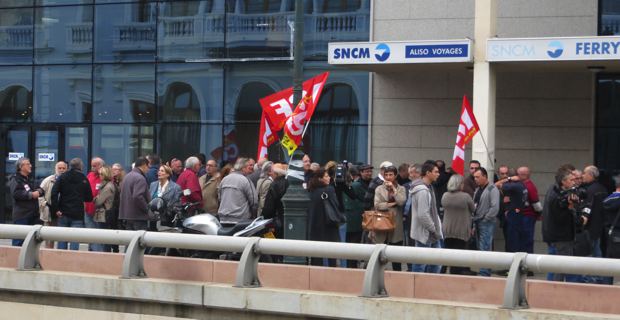 Rassemblement PC-CGT devant le siège de la SNCM à Bastia.
