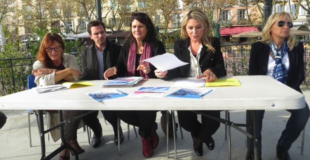 Les conseillers municipaux : Ivana Polisi, Julien Morganti, Mattea Lacave et Linda Piperi avec Marielou Albertini, artiste peintre.