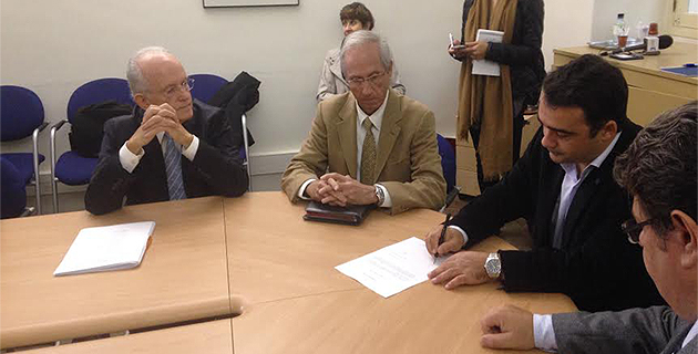 André Valat (à gauche), président de la commision spéciale, signant les documents avec Stéphane Sbraggia