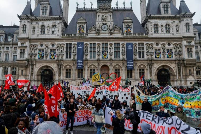 Manifestation devant l'Hôtel de Ville de Paris après la décision du Conseil constitutionnel de valider l'essentiel de la réforme des retraites, le 14 avril 2023 ( AFP / Geoffroy VAN DER HASSELT )