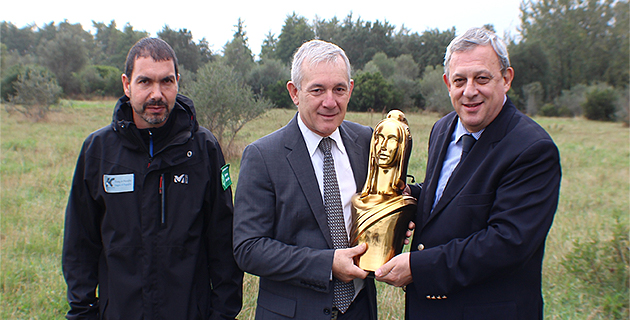 Alain Trampoglieri secrétaire général du concours remet la Marianne d'Or à François Orlandi, vice-président du conseil général de Haute-Corse, en charge de l'environnement en présence de François Pasquali, conservateur de la réserve naturelle de Biguglia.