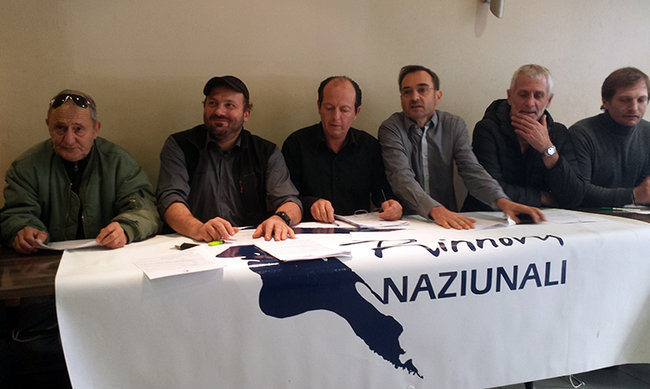 Paul-Félix Benedetti, conseiller territorial et leader d'U Rinnovu Naziunali, entouré de militants.