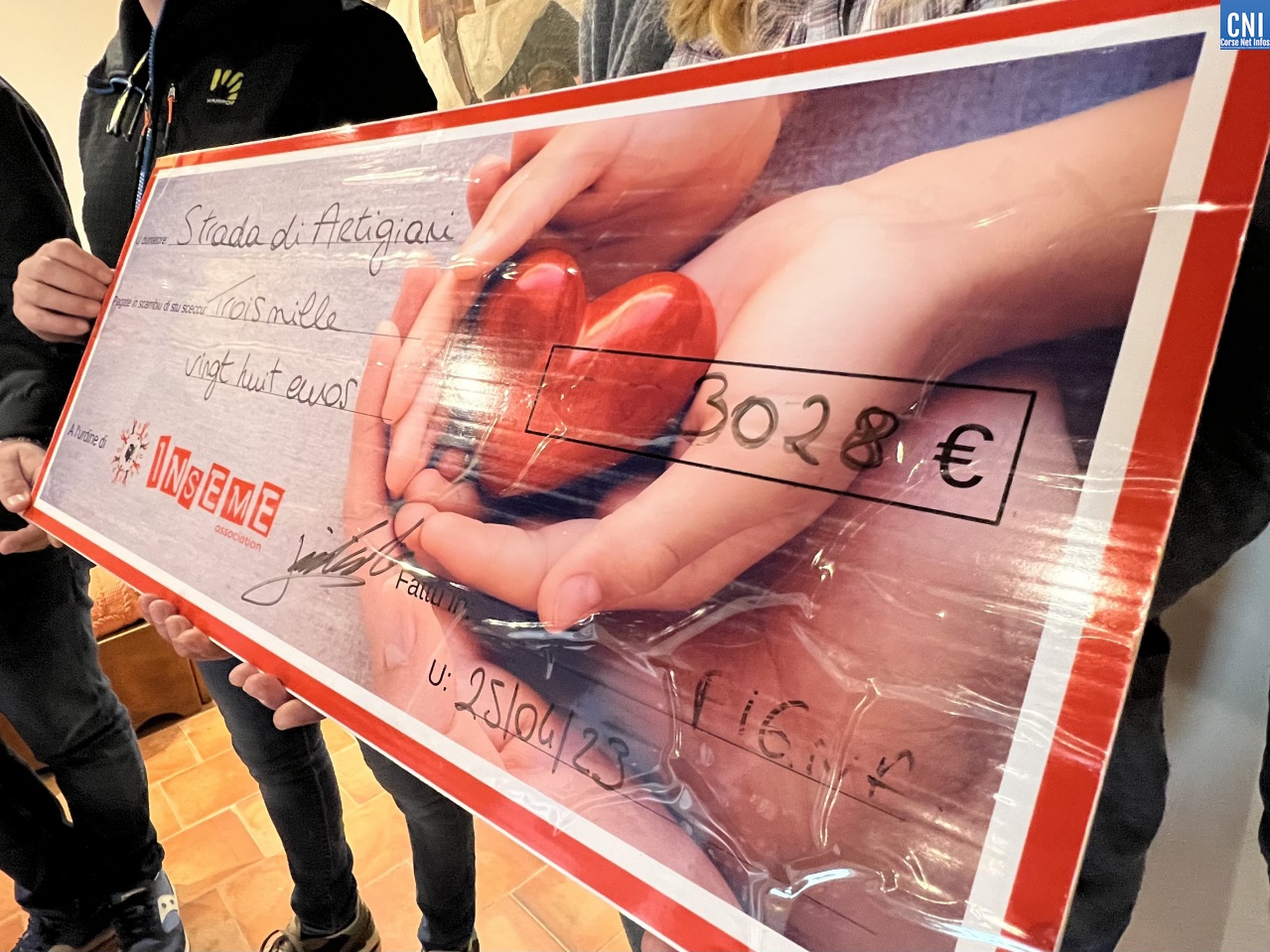 Pigna : A Strada di l’Artigiani a remis un chèque de 3 028€ à l'association Inseme