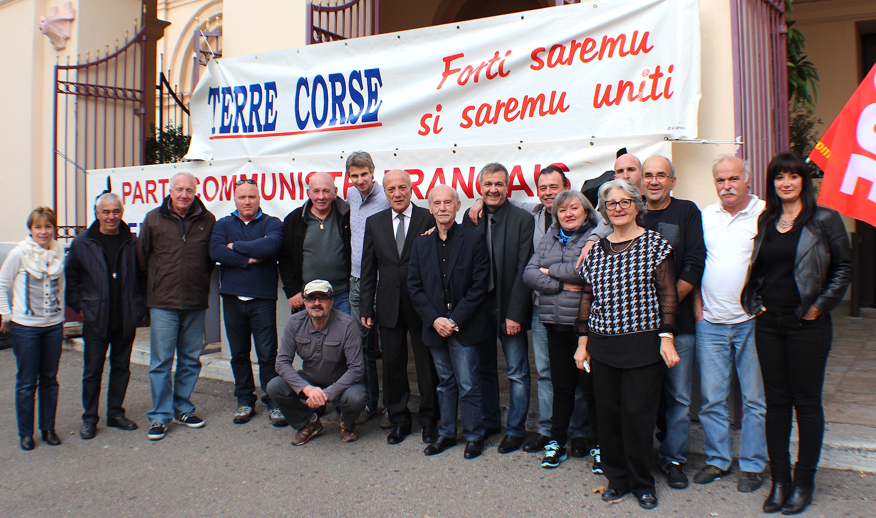 Frédéric Alpozzo (au centre aux côtés de Dominique Bucchini) en compagnie des militants du PCF et du Front de gauche